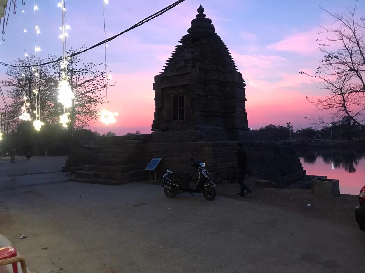 Friends In Khajuraho Apartment ภายนอก รูปภาพ